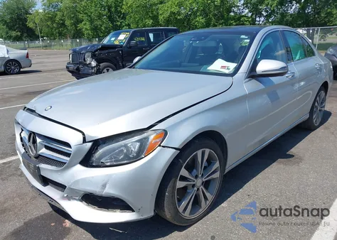 2016 Mercedes-Benz C 300 4Matic/Luxury 4Matic/Sport 4Matic z USA, uszkodzony, nr VIN 55SWF4KB8GU158174